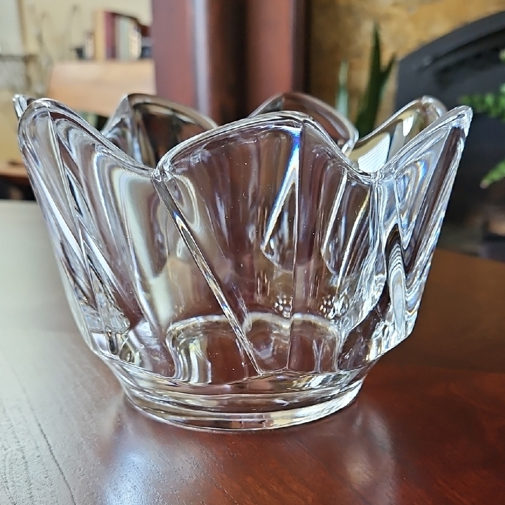 Elegant Signed Kosta Boda Fleur Crystal Bowl